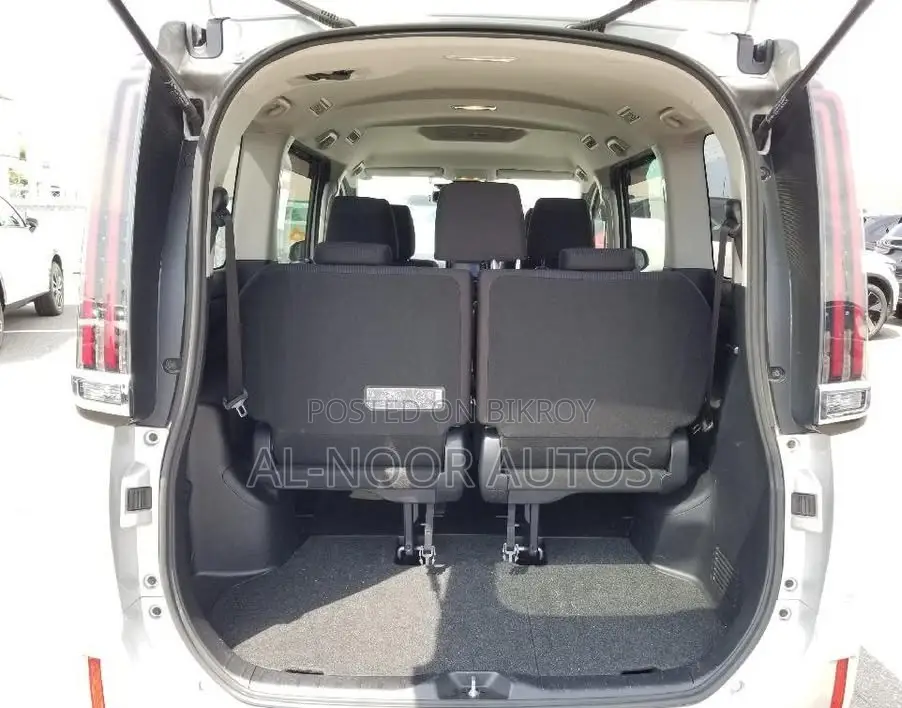 Toyota Noah 1.8 FWD Hybrid (7 seater) 2021 Silver