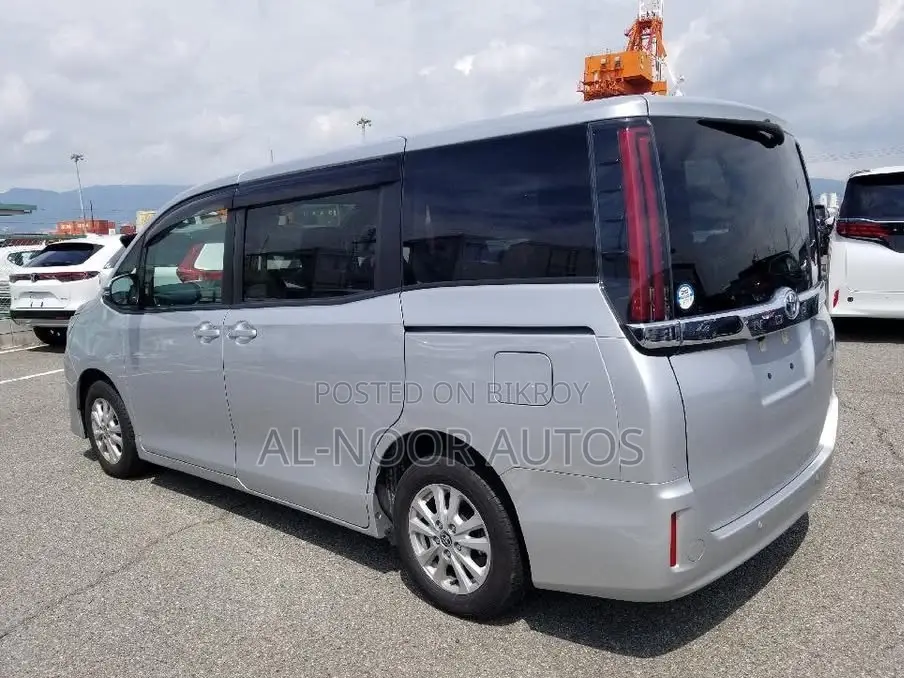 Toyota Noah 1.8 FWD Hybrid (7 seater) 2021 Silver