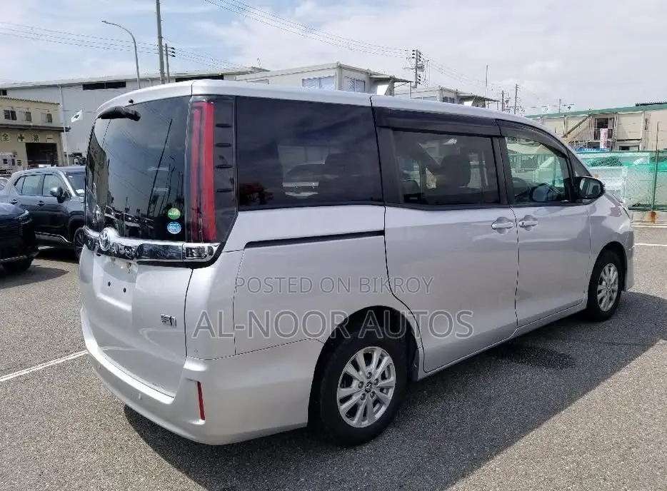 Toyota Noah 1.8 FWD Hybrid (7 seater) 2021 Silver
