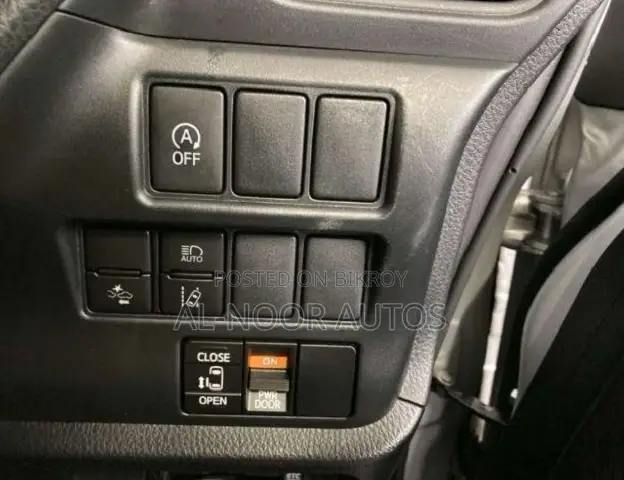 Toyota Noah 2.0 Front Wheel Drive (8 Seater) 2021 Silver