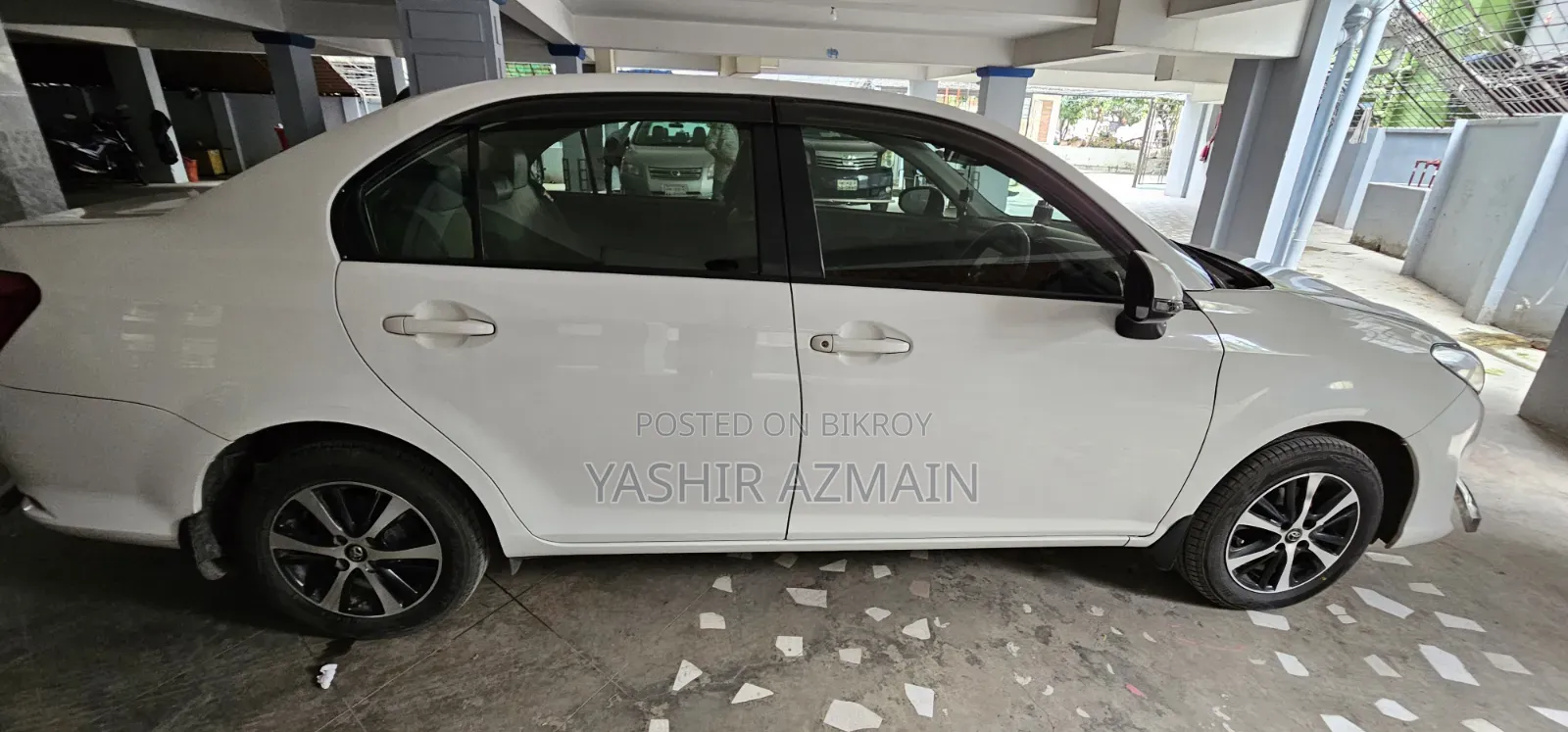 টয়োটা অ্যাক্সিও ২০১৬ সাদা