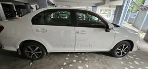 টয়োটা অ্যাক্সিও ২০১৬ সাদা