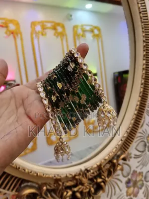 মেয়েদের হাতের চুরি