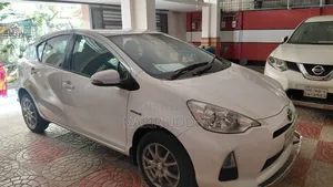 টয়োটা অ্যাকুয়া ২০১৪ সাদা