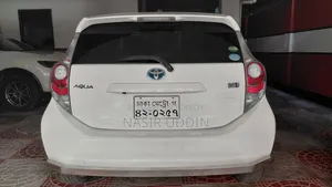 টয়োটা অ্যাকুয়া ২০১৪ সাদা