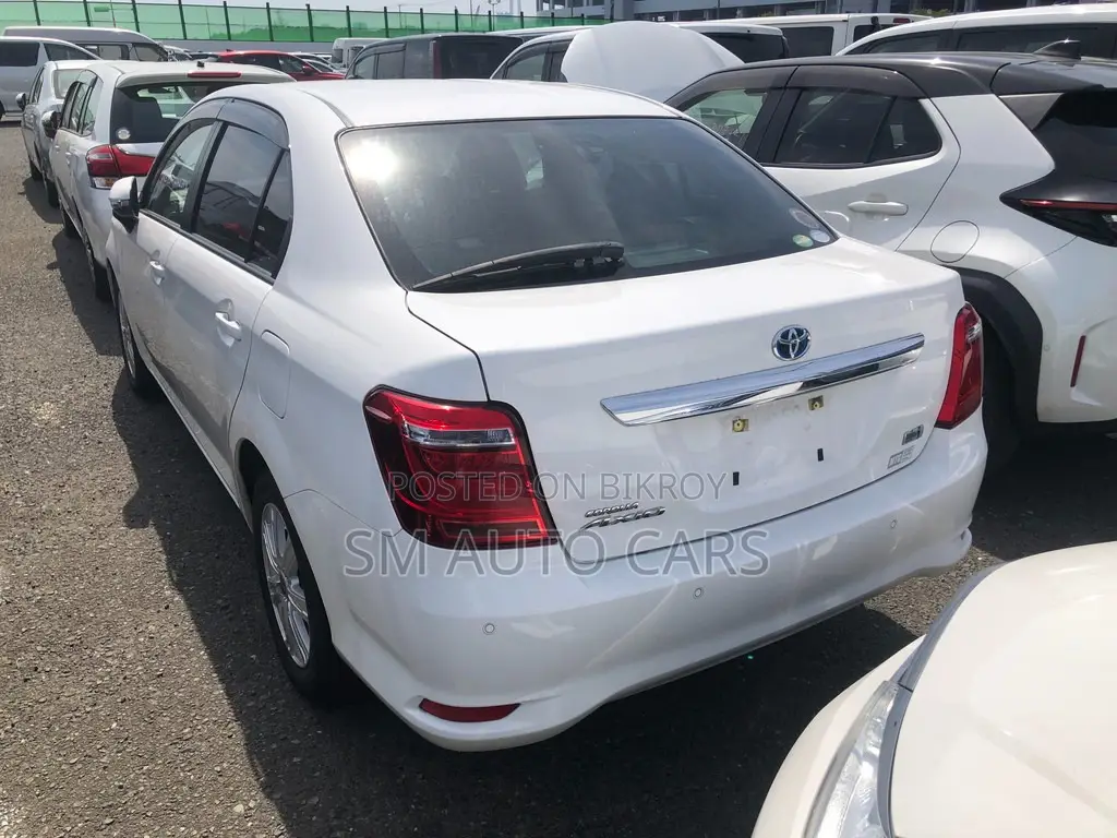 টয়োটা অ্যাক্সিও ২০২১ সাদা
