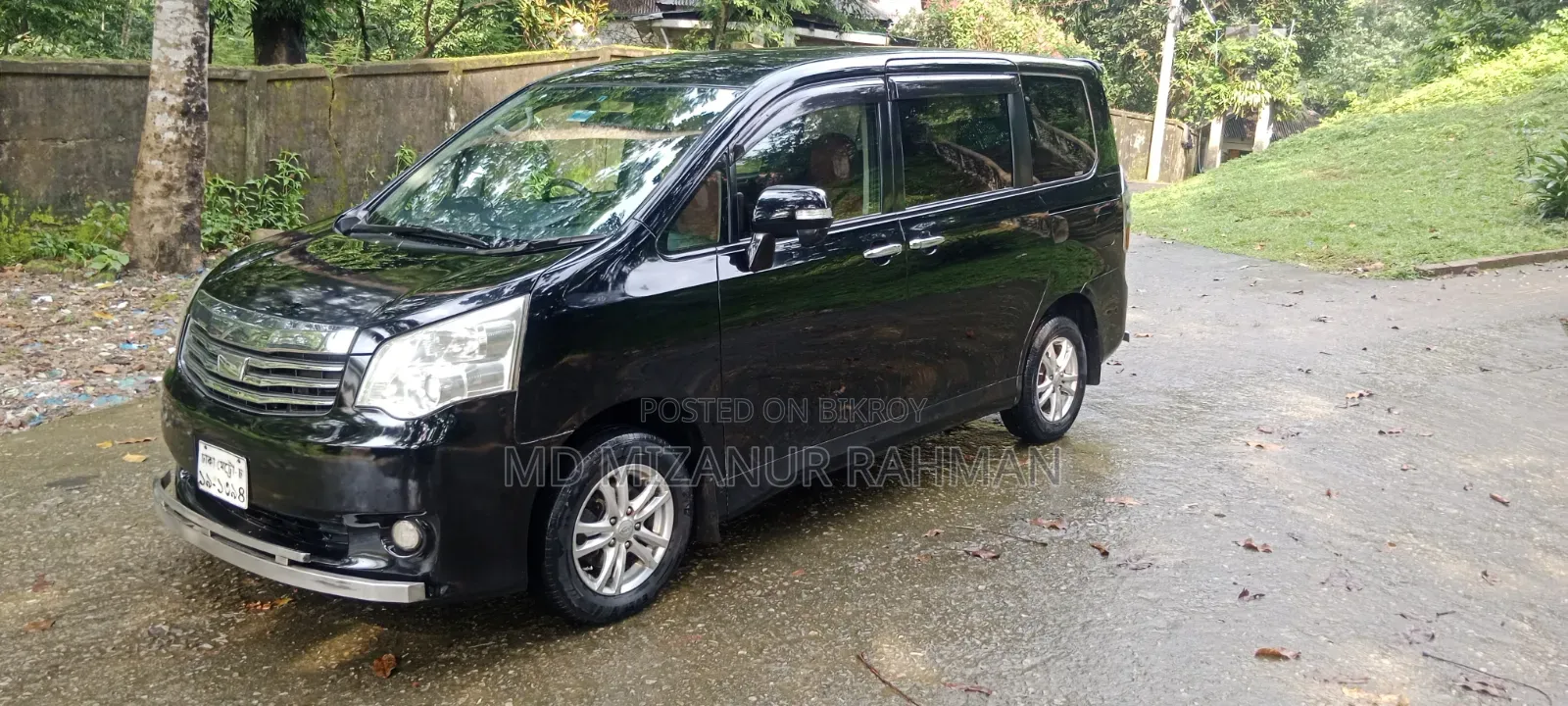 Toyota Noah 2012 Black