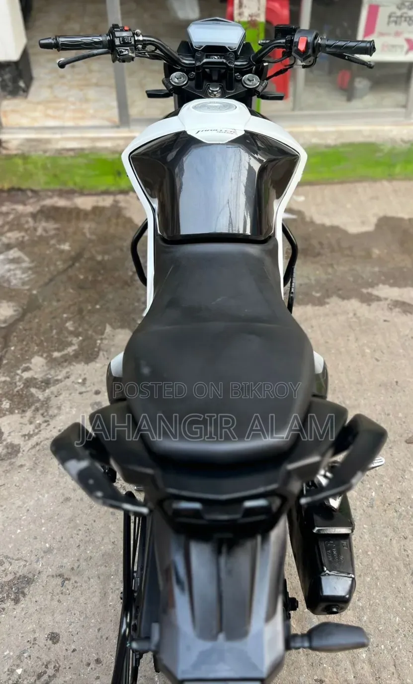 নিউ হোডাকা ১০০ রোড টোড ১৯৭২ হোয়াইট