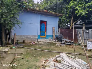 জমিটা কালেক্টারি খাস, কোন জামেলা সমস্যা ছাড়া, একটা রুম সহ ছাদ করা