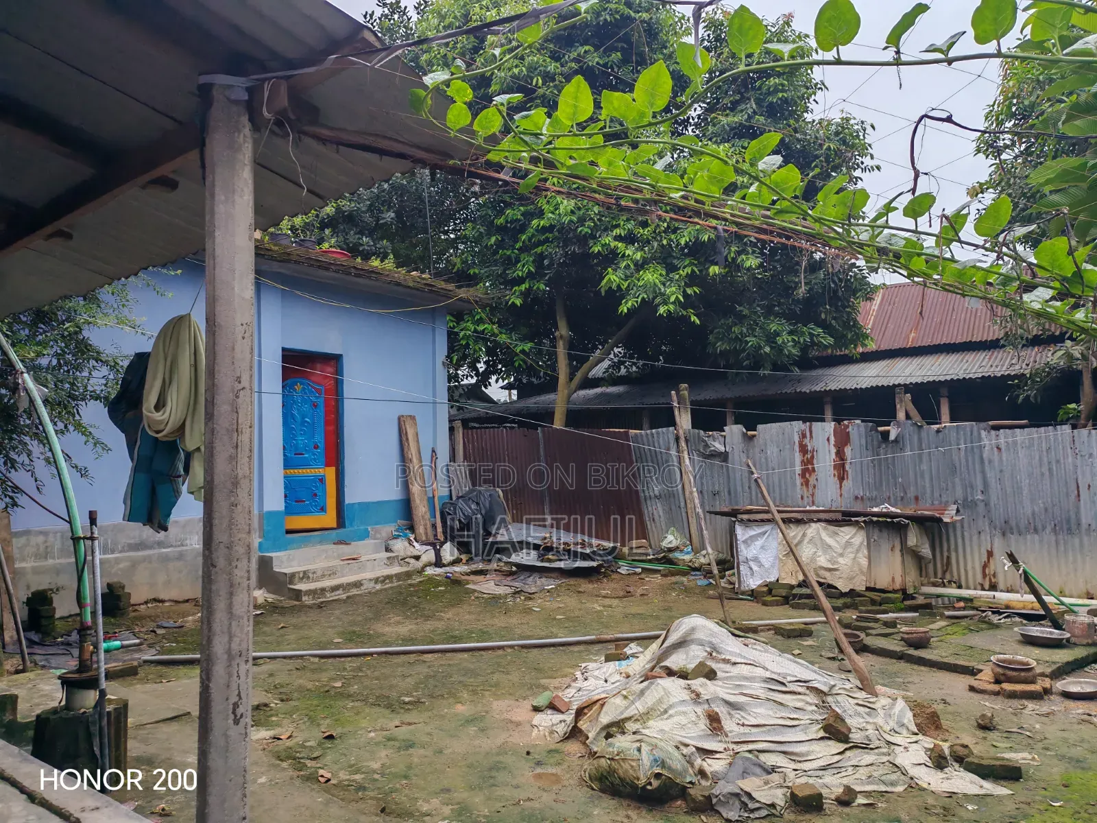 জমিটা কালেক্টারি খাস, কোন জামেলা সমস্যা ছাড়া, একটা রুম সহ ছাদ করা