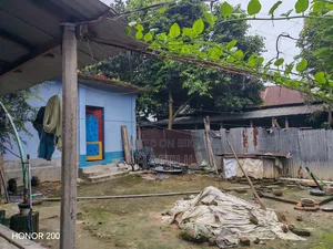 জমিটা কালেক্টারি খাস, কোন জামেলা সমস্যা ছাড়া, একটা রুম সহ ছাদ করা