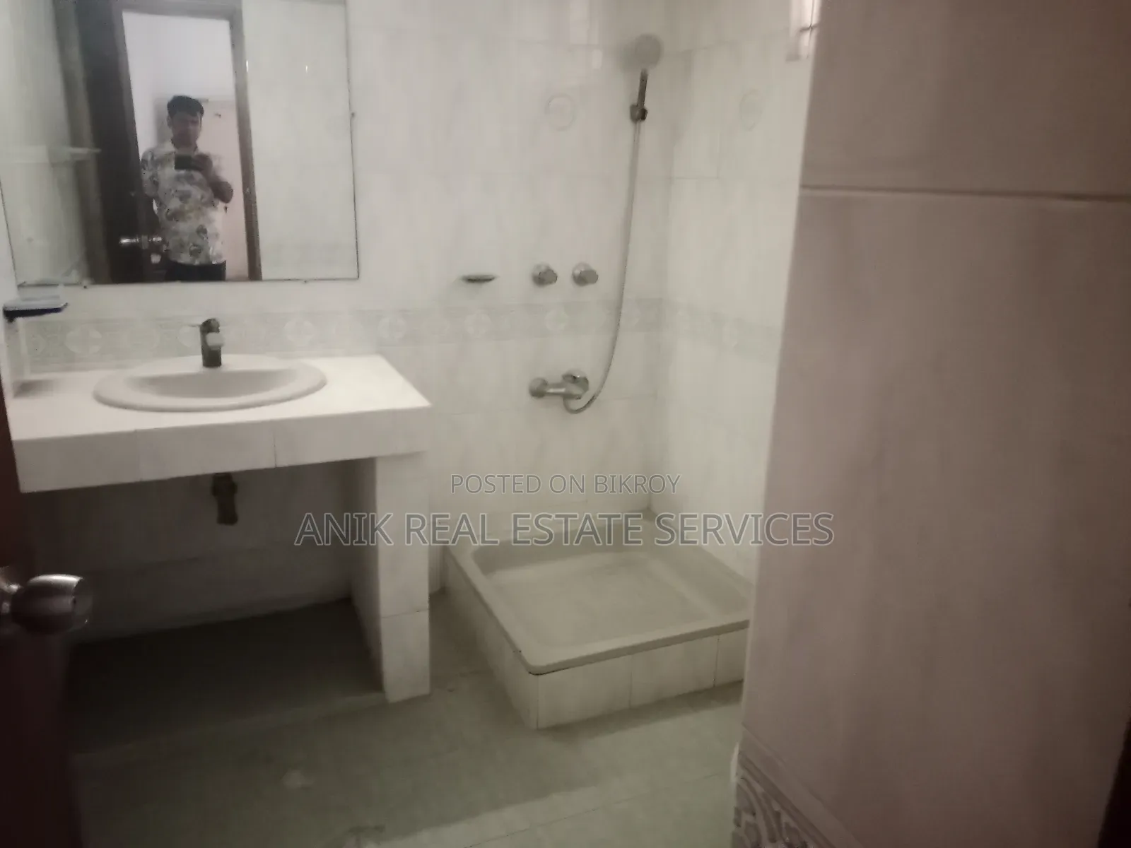 গুলশানের অনিক রিয়েল এস্টেটে ৩ বেডরুমের অ্যাপার্টমেন্ট বিক্রয়ের জন্য