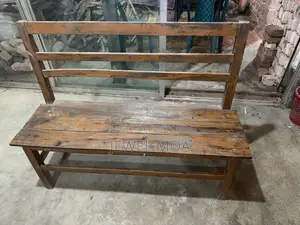 কাঠের চেয়ার