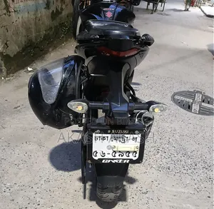 সুজুকি জিক্সার ২০২২ কালো
