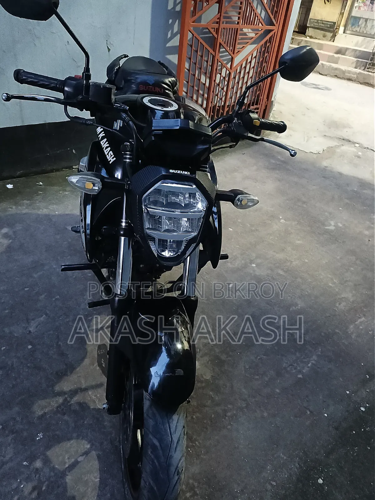 সুজুকি জিক্সার ২০২২ কালো