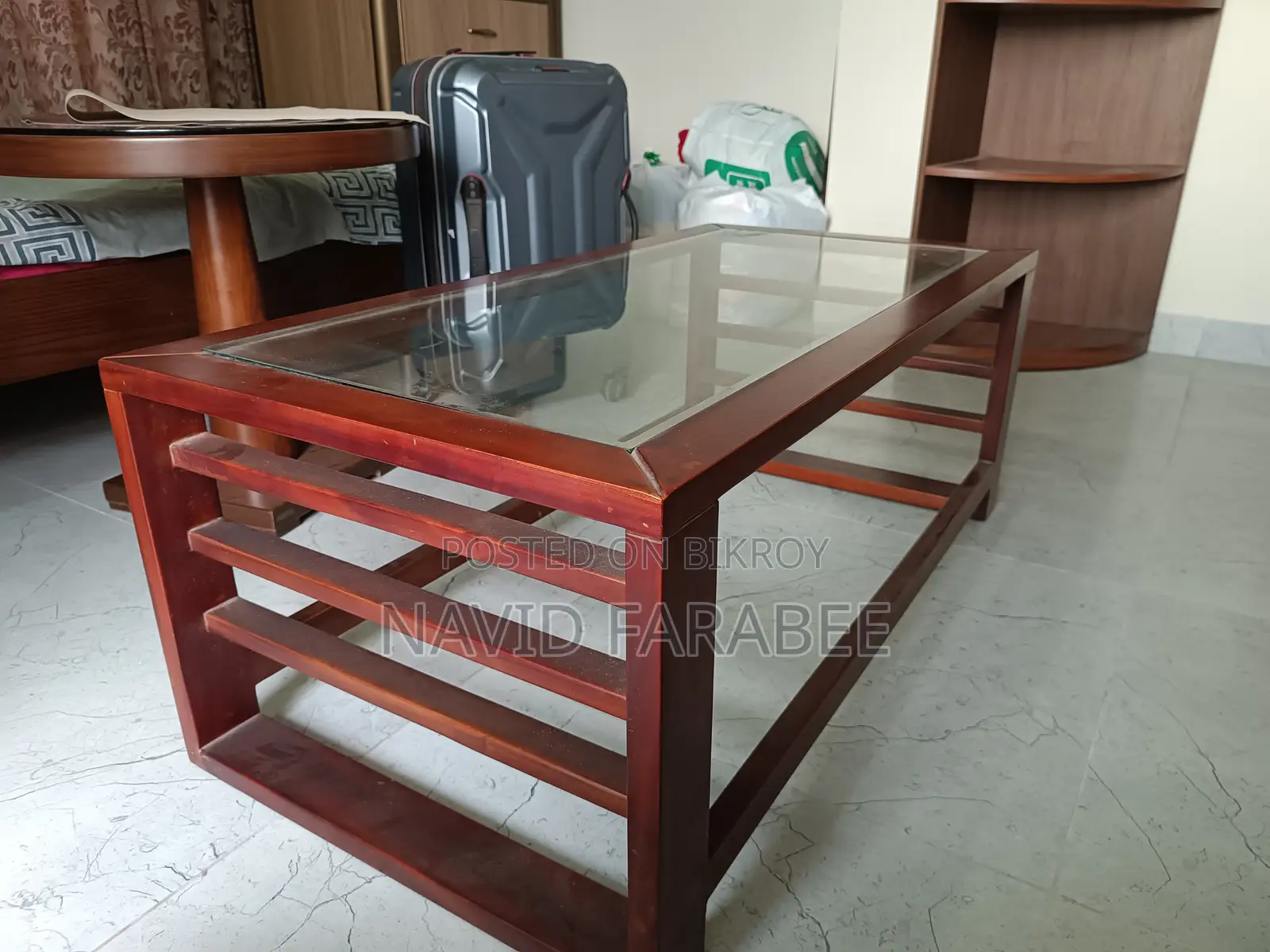 গ্লাস টপ সহ কফি টেবিল