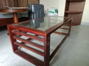 গ্লাস টপ সহ কফি টেবিল