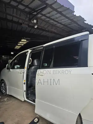 Toyota Noah 2.0 143hp FWD (7 Seater) 2012 Pearl