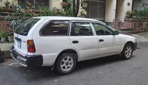 টয়োটা করোলা ২০০২ সাদা