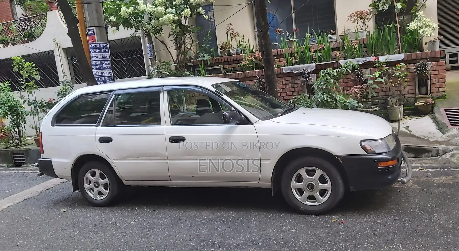 টয়োটা করোলা ২০০২ সাদা