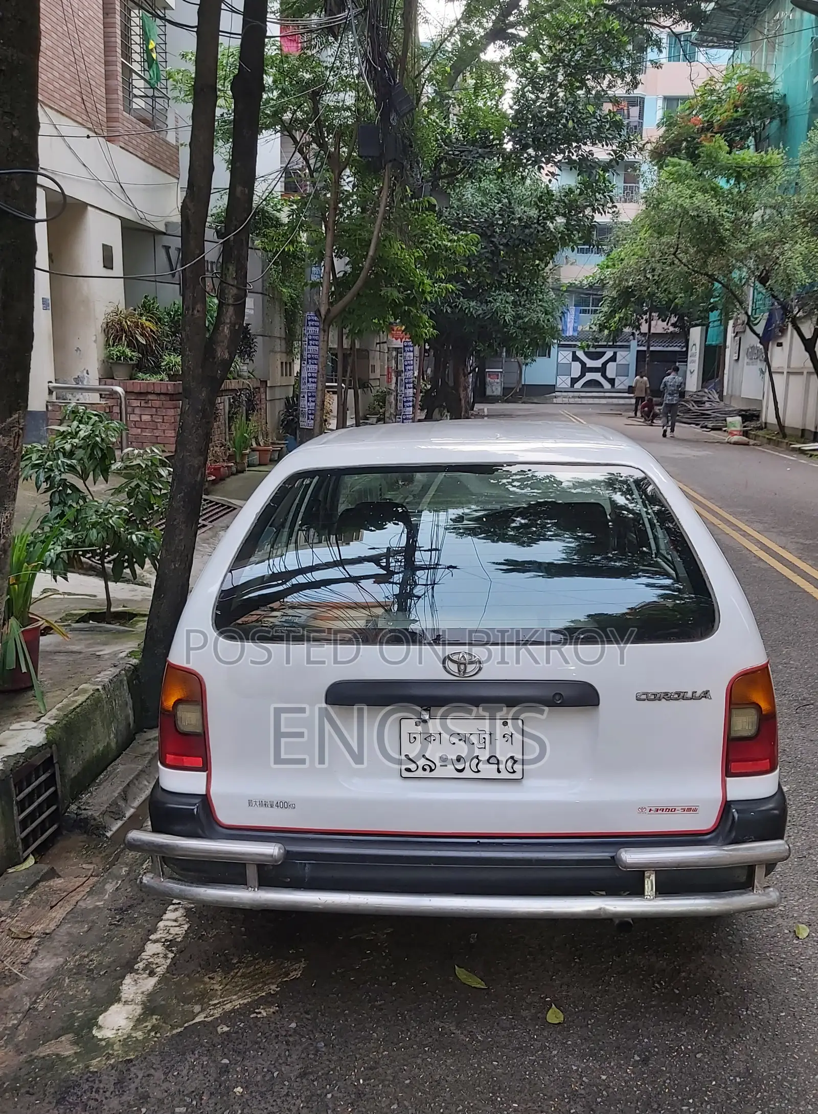 টয়োটা করোলা ২০০২ সাদা