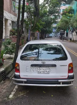 টয়োটা করোলা ২০০২ সাদা