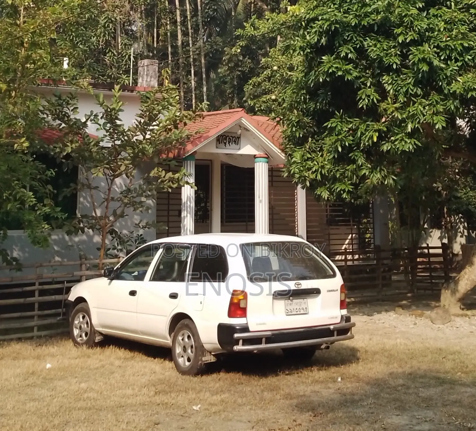 টয়োটা করোলা ২০০২ সাদা