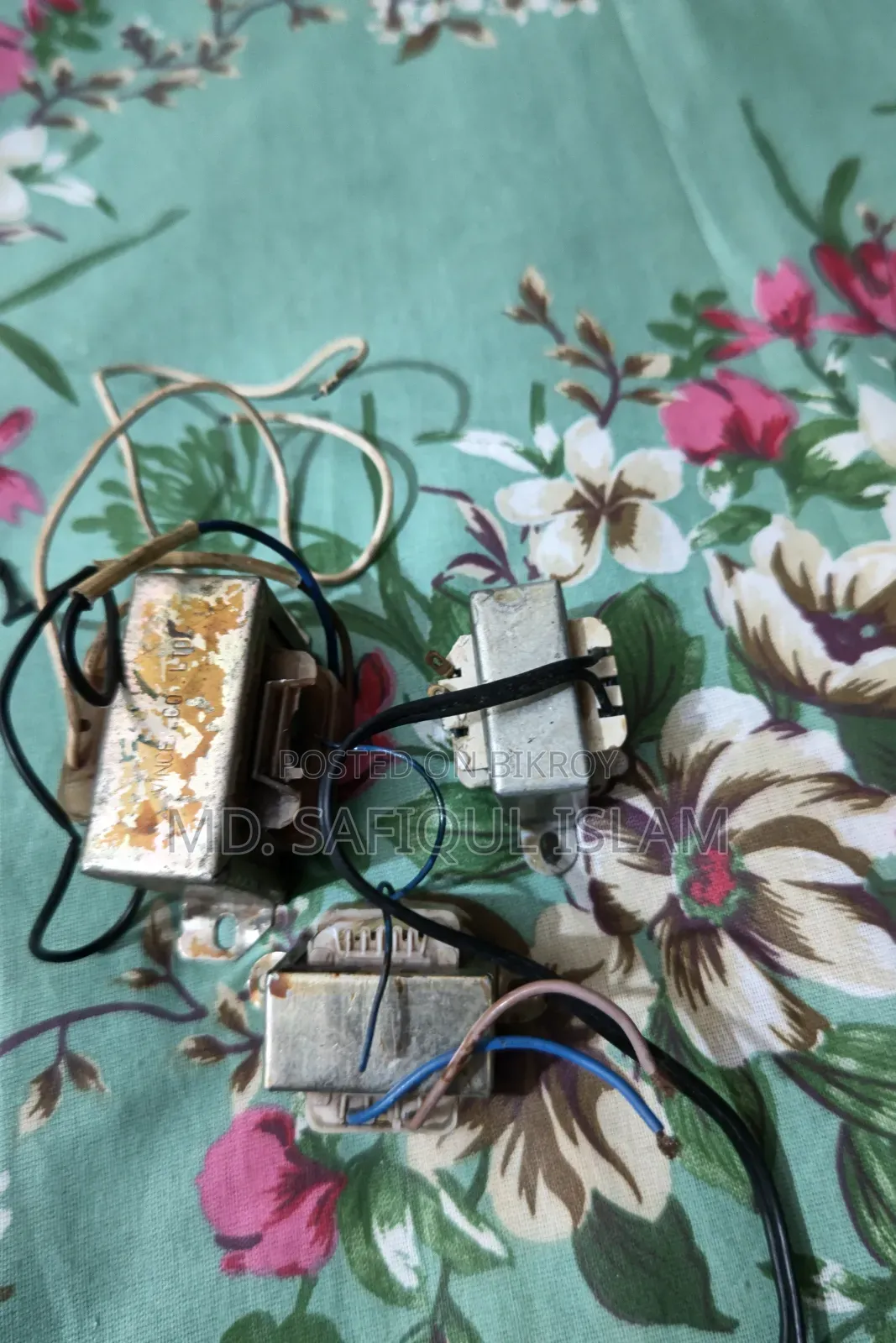 স্পিকার এবং ইলেকট্রনিক আইটেম
