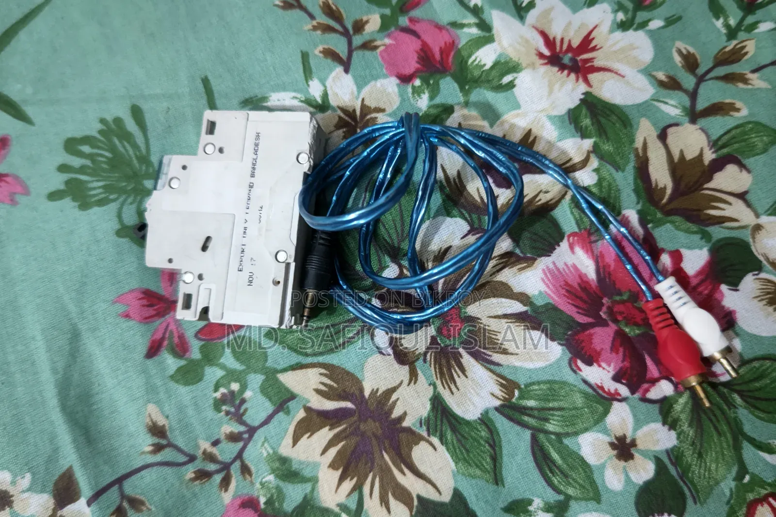 স্পিকার এবং ইলেকট্রনিক আইটেম