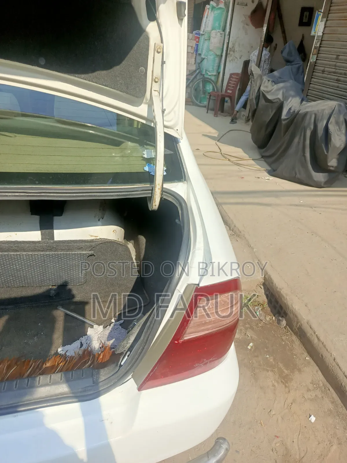 টয়োটা করোল্লা ২০০৪ সাদা