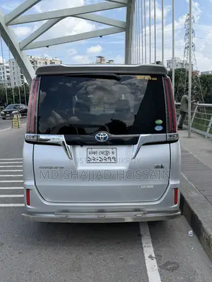 Toyota Esquire Hybrid 2018