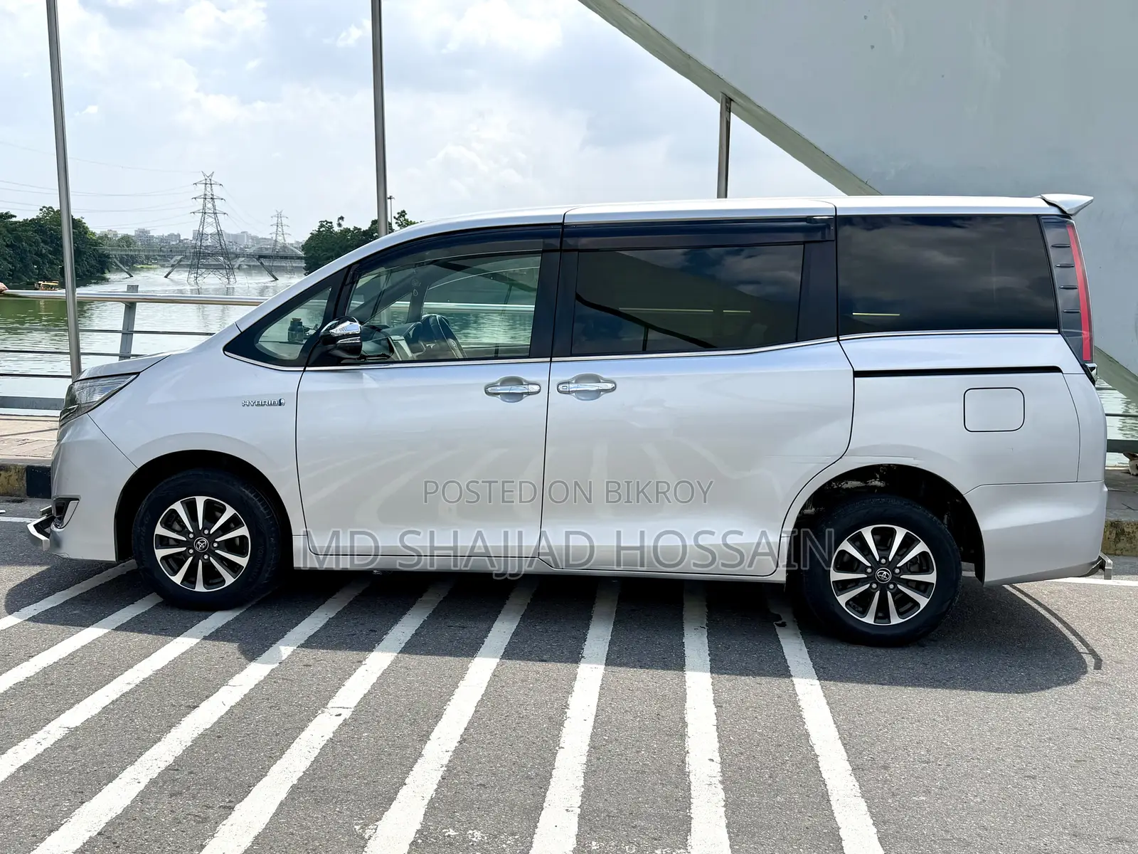 Toyota Esquire Hybrid 2018