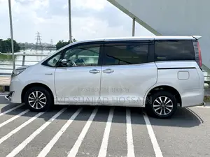 Toyota Esquire Hybrid 2018