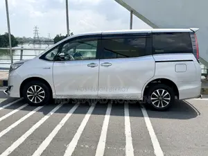 Toyota Esquire Hybrid 2018