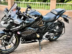 সুজুকি জিক্সার এসএফ ২০২২ কালো
