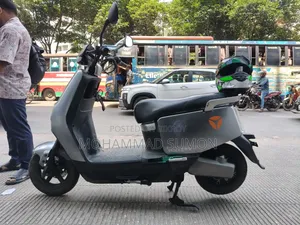 ইয়াডে ই৮এস প্রো ২০২৫ সিলভার