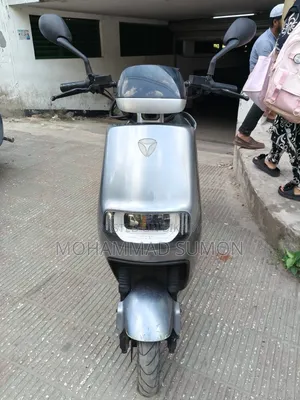 ইয়াডে ই৮এস প্রো ২০২৫ সিলভার