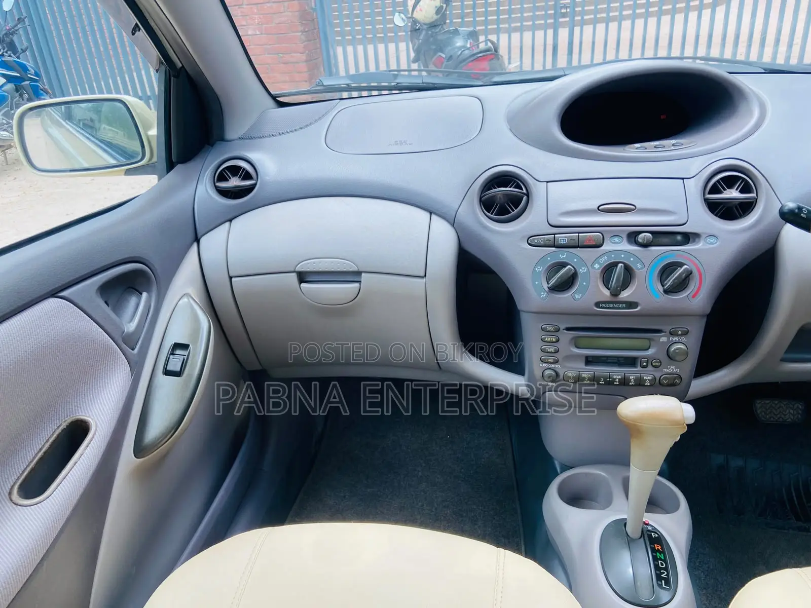 Toyota Platz 2000 Gold
