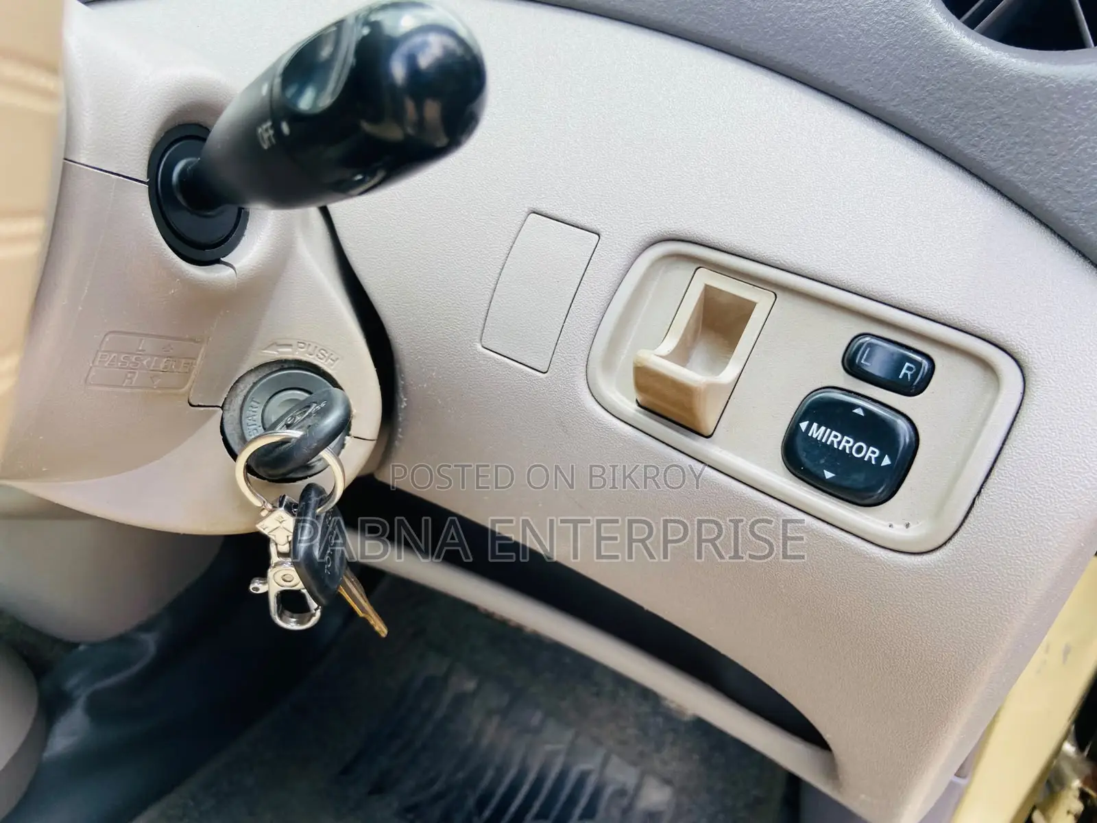 Toyota Platz 2000 Gold