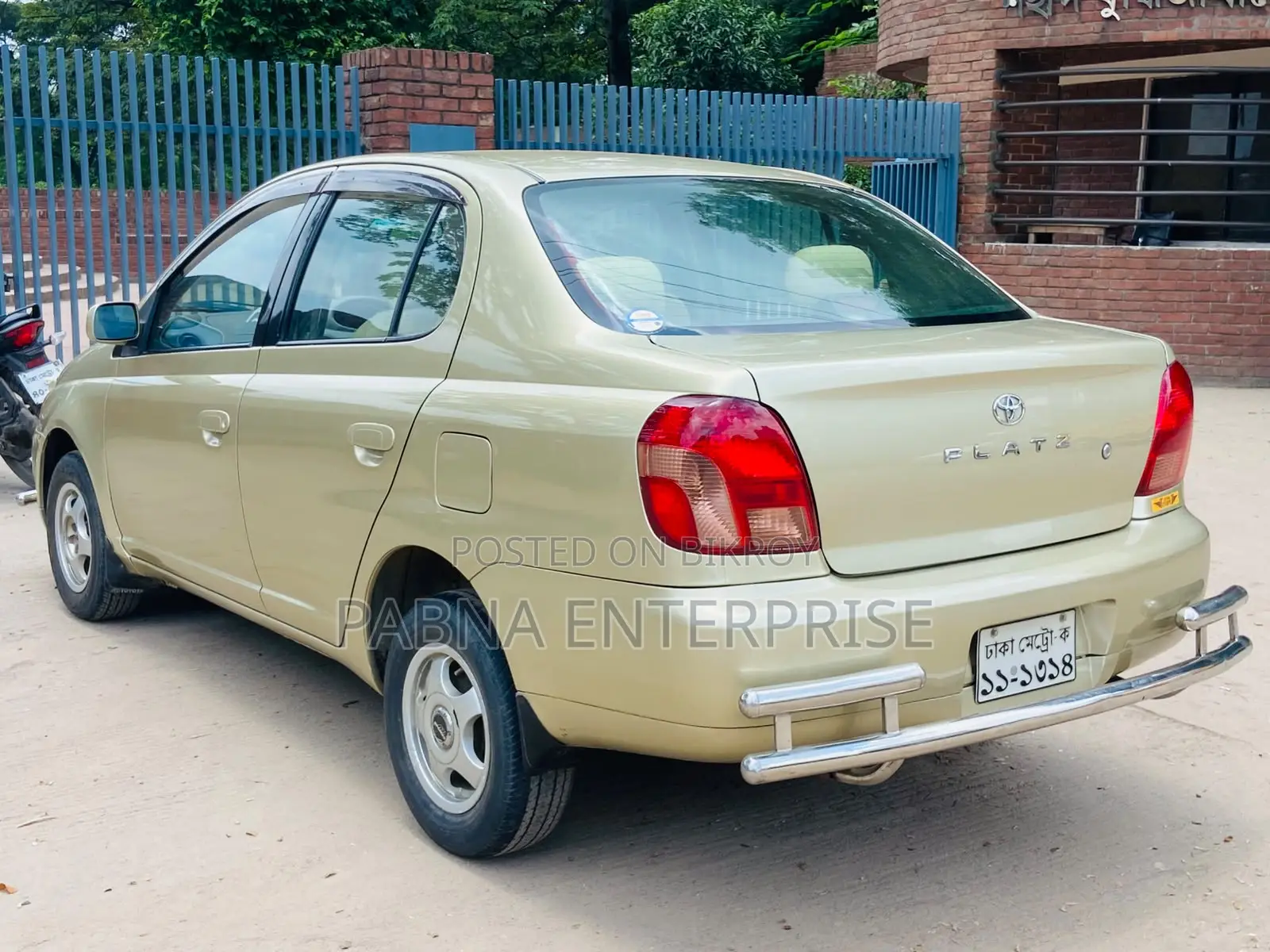 Toyota Platz 2000 Gold