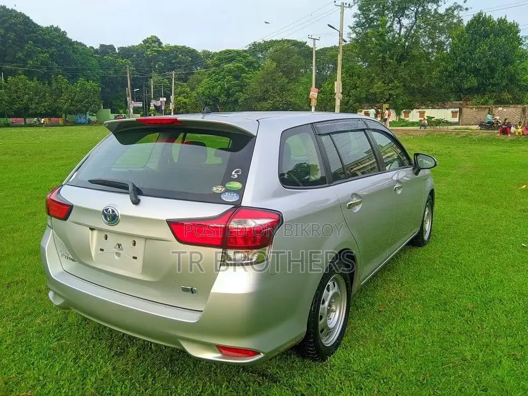 New Toyota Corolla Fielder 1.5 Hybrid FWD 2018 Silver