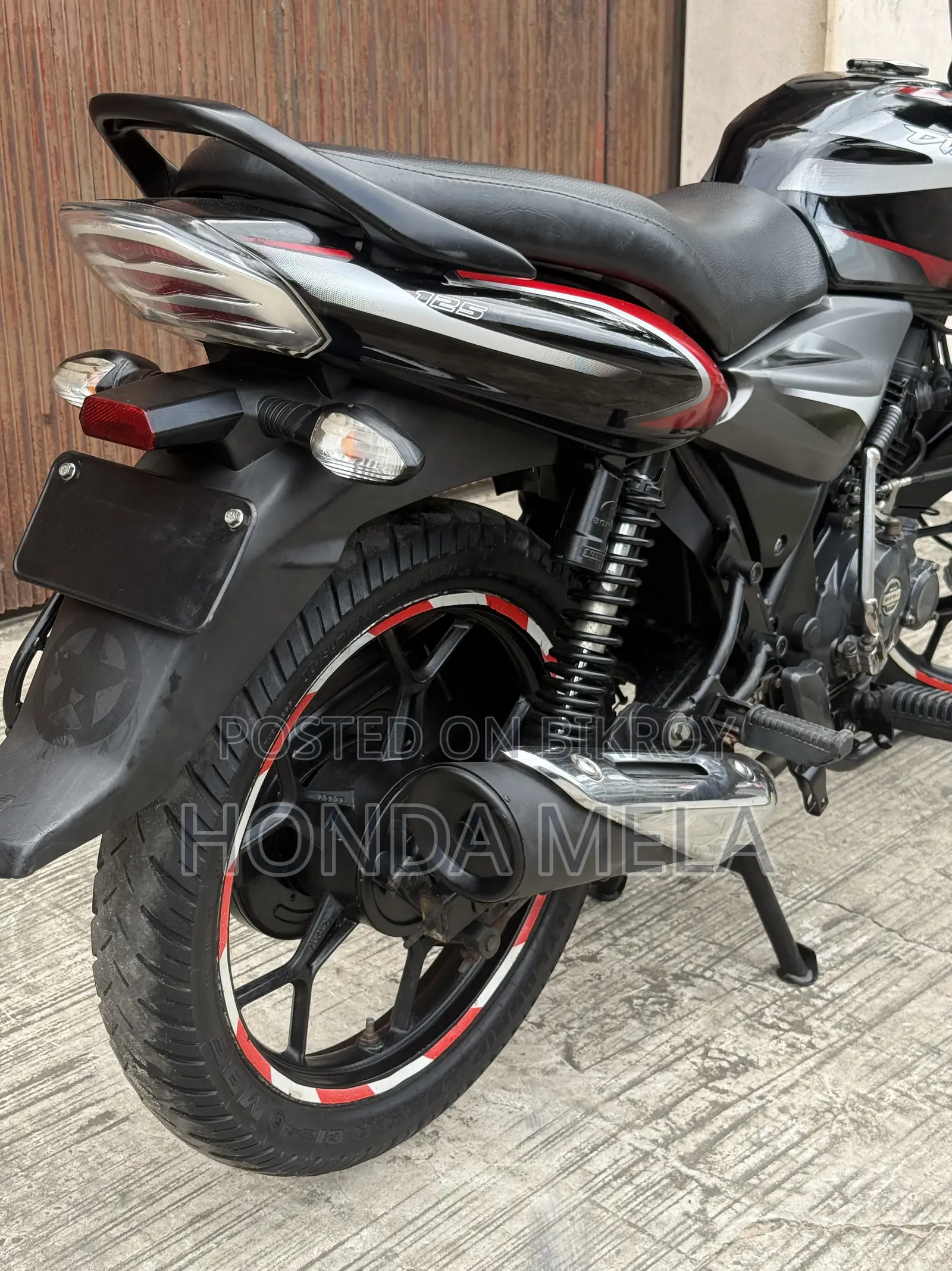 বাজাজ ডিসকভার ১২৫ ২০২০ ব্ল্যাক