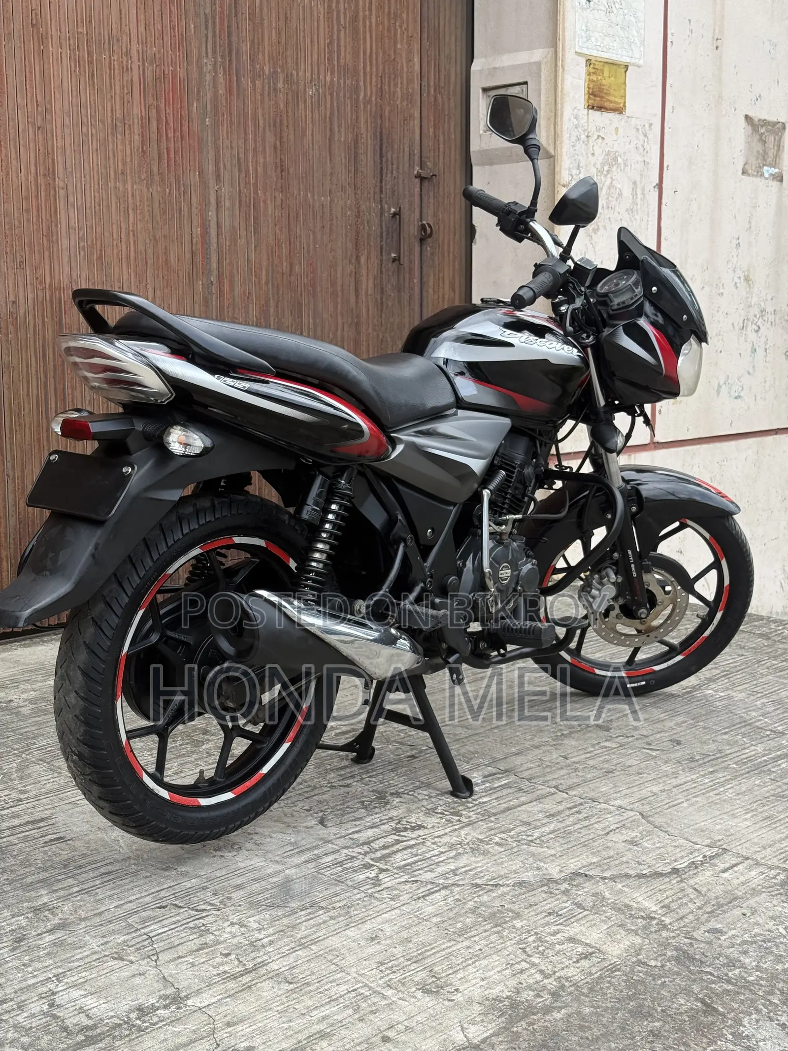 বাজাজ ডিসকভার ১২৫ ২০২০ ব্ল্যাক