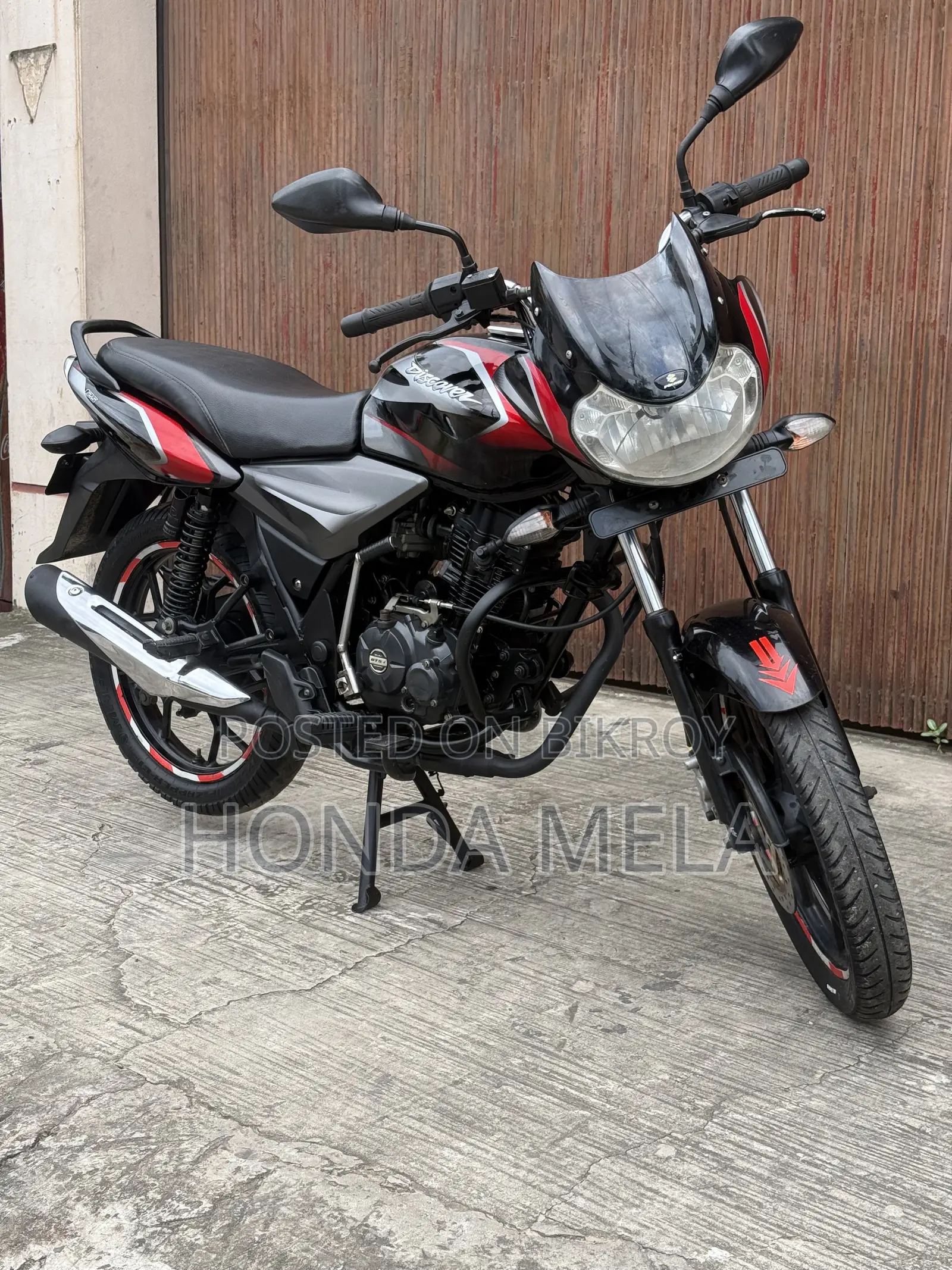 বাজাজ ডিসকভার ১২৫ ২০২০ ব্ল্যাক