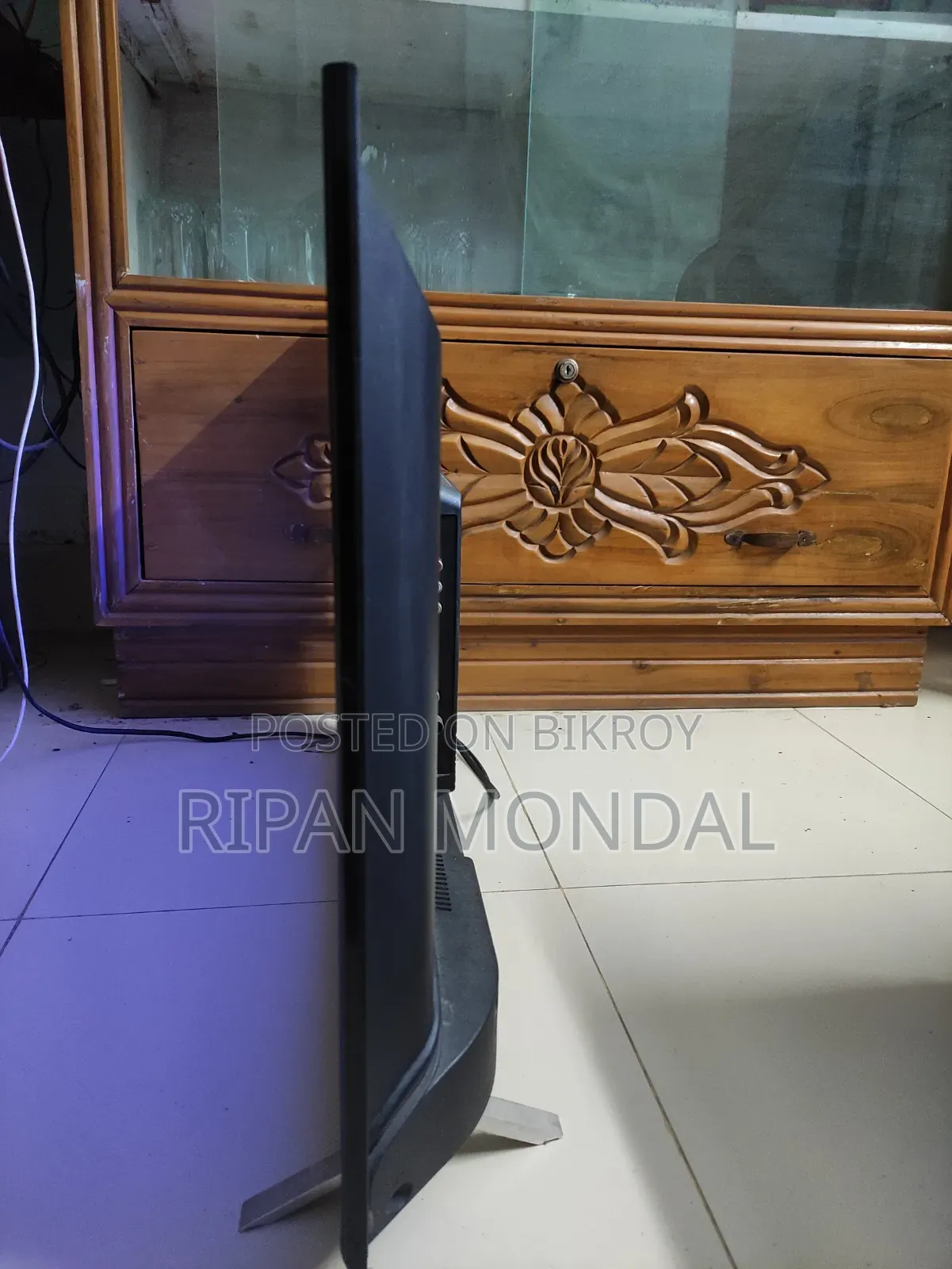 Singer Ultra Slim TV With Original Remote