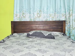 কুইন সাইজ কাঠের খাট