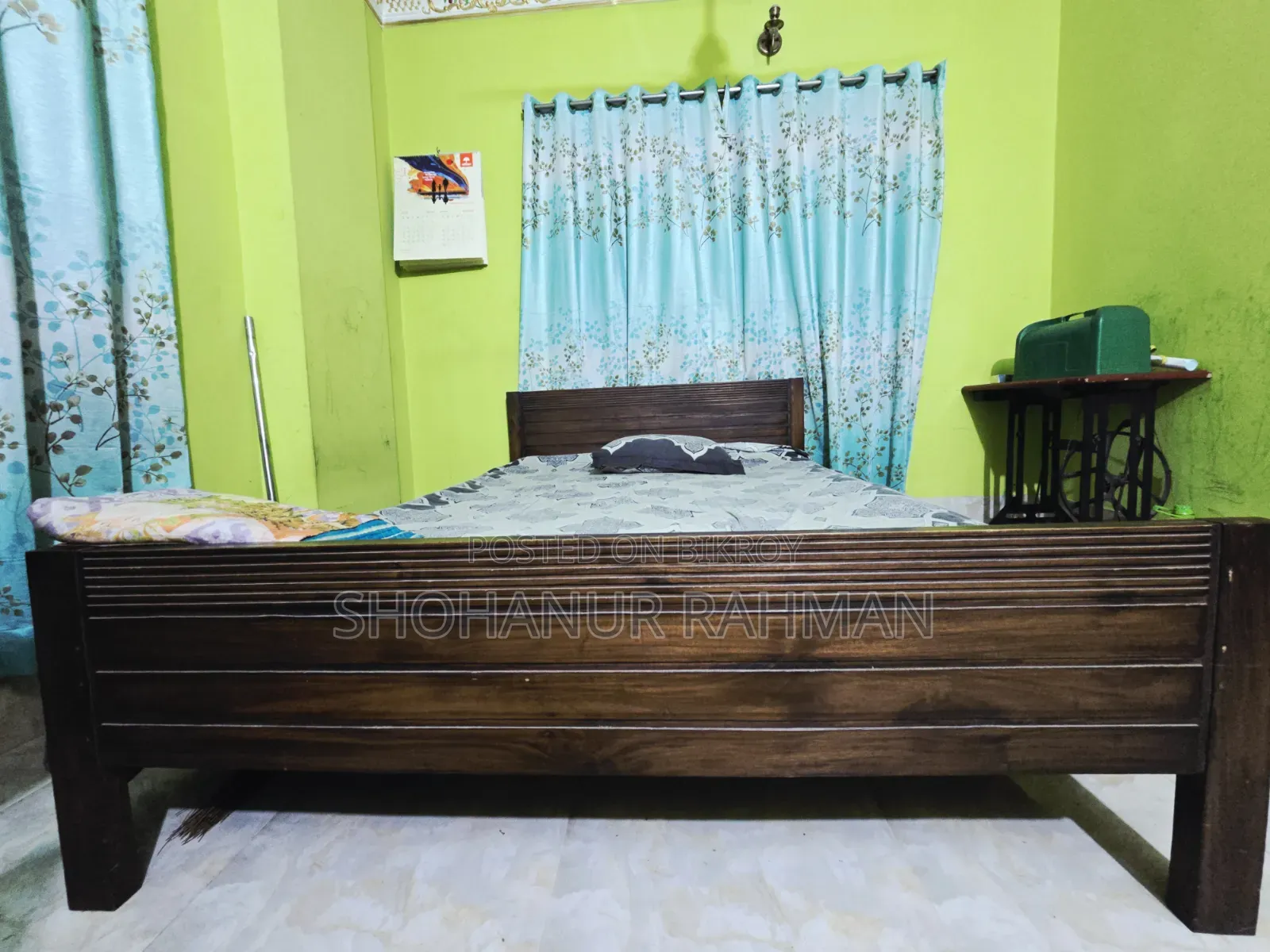 কুইন সাইজ কাঠের খাট