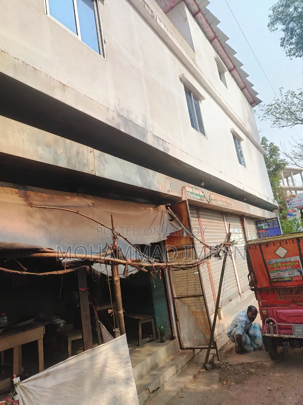 নিচ তলায় দোকান ৫টি ২য় ও ৩য় তলায় মাদ্রাসা ভাড়া পায় মাসে ১৫,০০০৳