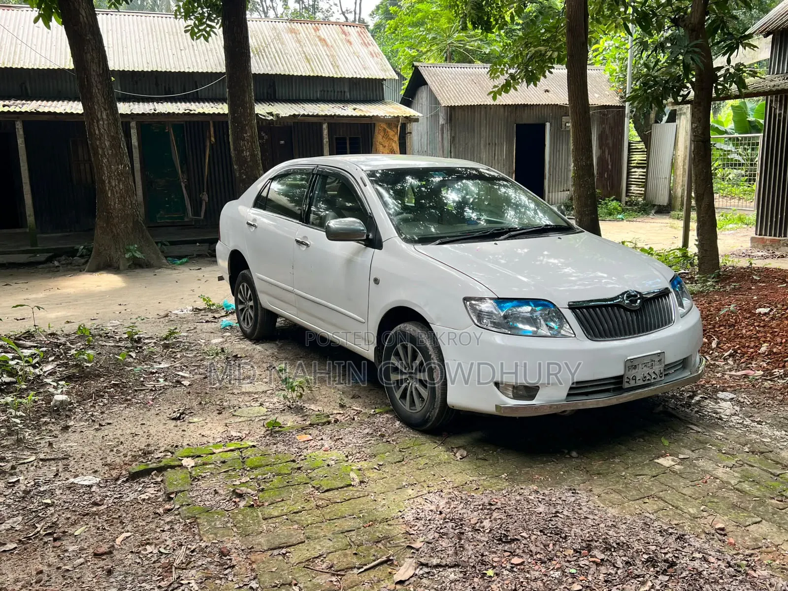 টয়োটা করোল্লা ২০০৪ সাদা