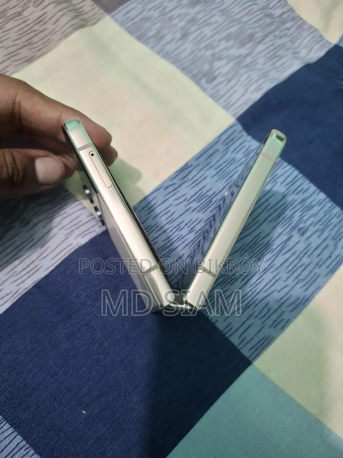 স্যামসাং গ্যালাক্সি জেড ফ্লিপ৪ ২৫৬ জিবি গোল্ড